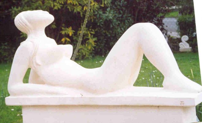 Just Dreaming
Just Dreaming is a reclining form, about 1.4 metres in length. When she was lying on my drive outside my shed she was often stroked by visitors who enjoyed her very smooth finish (like marble).
(SOLD)
